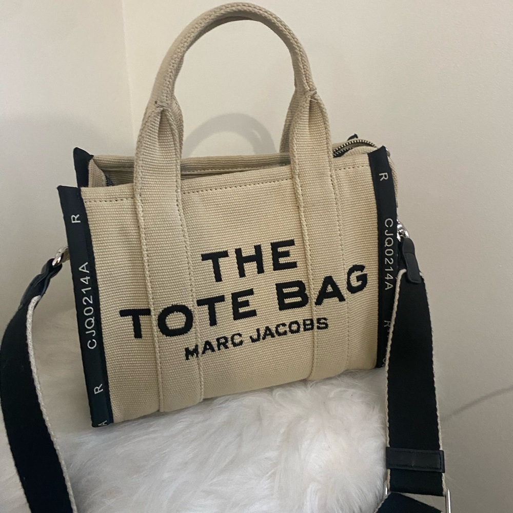 Selling my Marc jacobs tote bag mini!